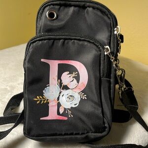 Clutch crossbody P floral black zippered compartments. Long strap adj